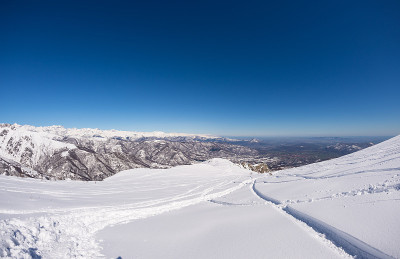 在新鲜的雪坡上免费乘车，全景，意大利阿尔卑斯山