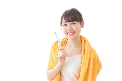 刷牙的女人