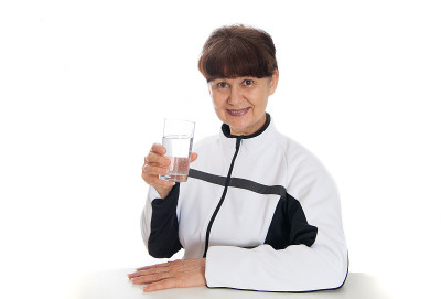 漂亮成熟的女人配上一杯水