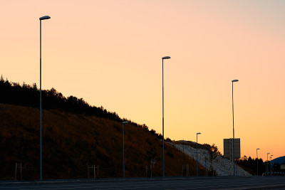 夜晚的路灯在挪威的背景