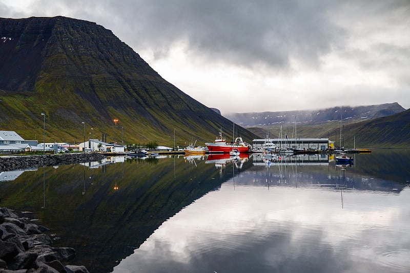 壮观的云朵笼罩在Ísafjörður港口上空