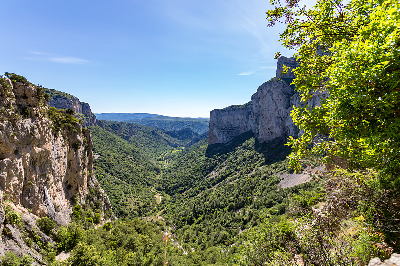 地狱马戏团的景观，靠近中世纪村庄圣guilhem -le- desert (Occitanie，法国