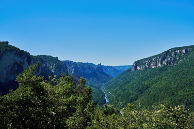 塔恩河在峡谷深处闪闪发光
