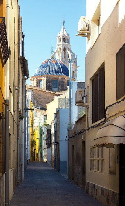 Alcala De Xivert的狭窄街道。西班牙