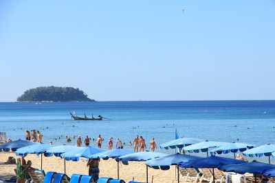 泰国普吉岛卡伦海滩的清晨场景