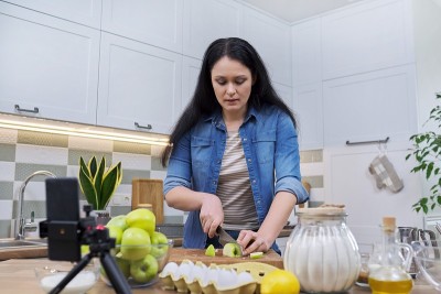 录音制作苹果派的食谱的女人