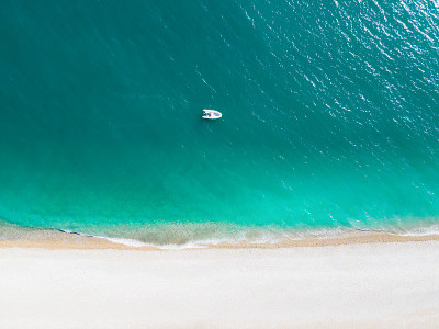 热带海滩，碧绿的海水。空中无人机视图。