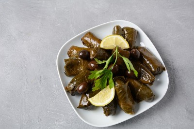 用葡萄叶包裹的米饭。玛