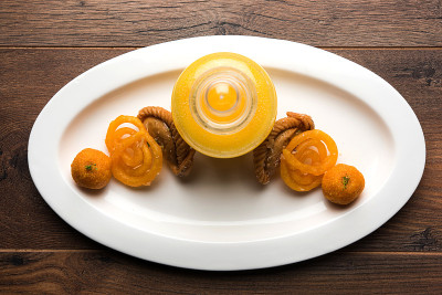 德西酥油配印度甜品，如Gujiya, Motichoor laddu和imarti或Jalebi