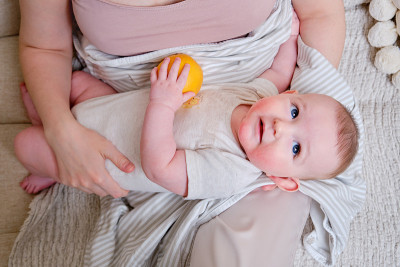 婴儿在母乳喂养期间的过敏反应。母乳喂养时给母亲的食物