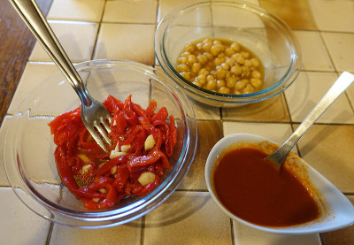 鹰嘴豆配孜然烤红椒和哈里萨酱，装在小模子里