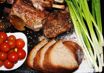 用香料炸骨头上的肉