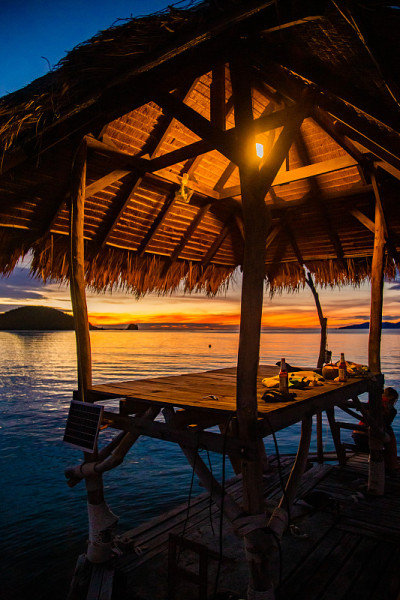 日落在海上的木制海滩酒吧和码头上的小屋，在koh Mak岛，泰国