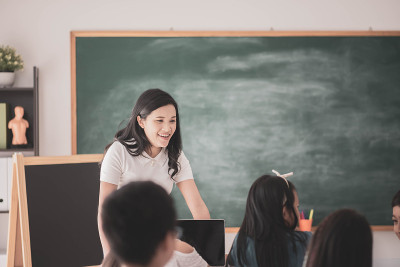 教室里的亚洲小学生和老师