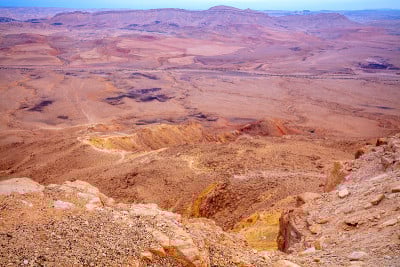 山风景,沙漠。色彩鲜艳的砂岩。国家公园Makhtesh Ramon火山口，内盖夫沙漠，以色列