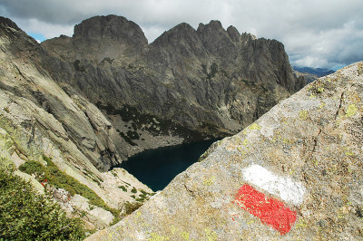 山上的冰川湖