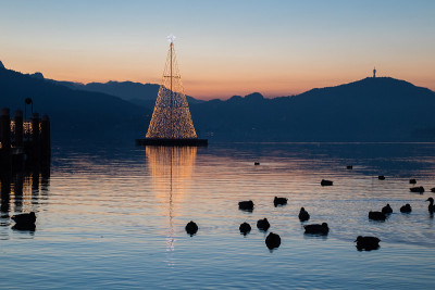 圣诞节照明在湖Wörthersee在卡林西亚/奥地利
