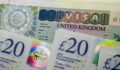护照里有英国入境商务和旅游签证，还有一堆20英镑的钞票。