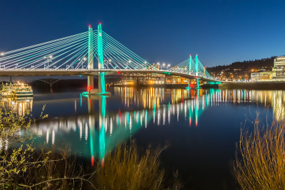 反射照亮Tilikum穿过波特兰俄勒冈威拉米特河傍晚HDR
