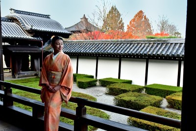 日本妇女在和服和景观花园在东福寺，京都
