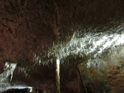 风景如画的喀斯特地貌照亮了洞穴，Postojna grotte