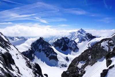 铁力斯雪山山谷