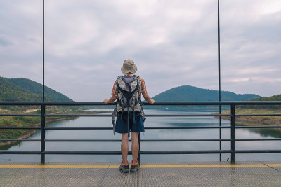 年轻人喜欢背包旅行，徒步概念，旅行概念