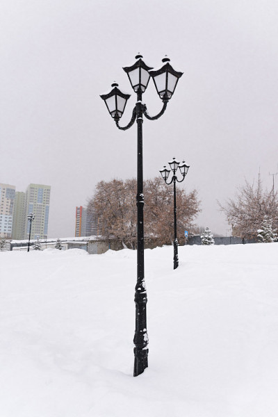 冬季城市萨拉托夫码头下大雪