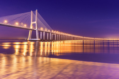 现代斜拉桥夜间(瓦斯科达伽马桥)，里斯本，葡萄牙