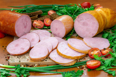 什锦肉制品，包括火腿和香肠