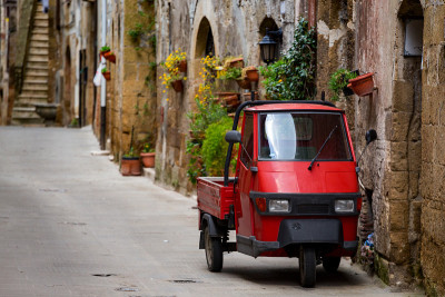 Piaggio Ape在空荡荡的街道上