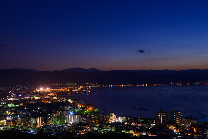 苏瓦市的夜景