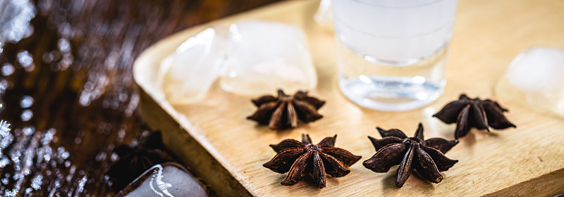Ouzo或Uzo是一种希腊茴香白兰地，传统的烈性酒精饮料，用玻璃杯盛在旧木桌上。希腊传统，喝神的酒。