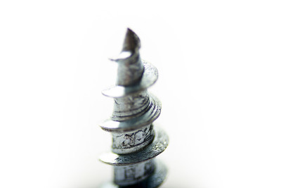 金属螺钉隔离在白色背景上