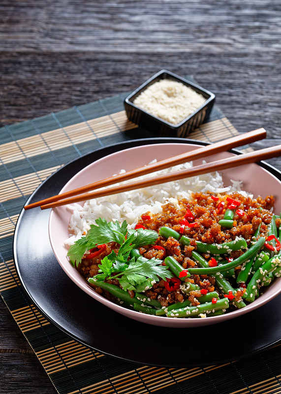 越南式猪肉末，米饭和四季豆一起炒，撒上芝麻和辣椒