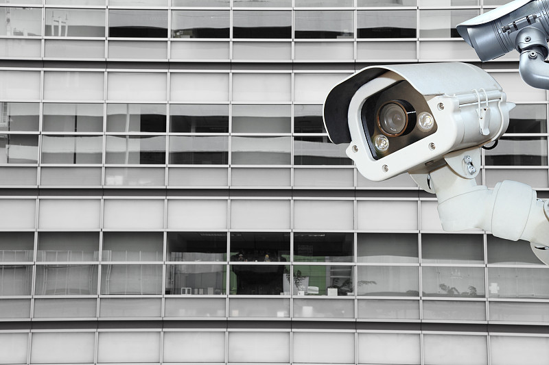 带有模糊建筑背景的CCTV