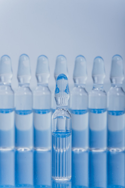 注射用医用玻璃安瓿瓶。药是以壶腹中的水溶液为液体氯化钠。关闭了。瓶安瓿多色。