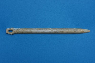 一个旧的灰色的德国军用帐篷钉