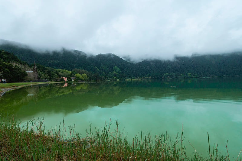 雾下的弗纳斯湖景观。到SAO miguel岛旅游，亚速尔，葡萄牙。