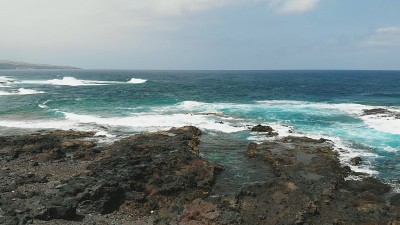 飞越大西洋异常的海岸，碧绿的海浪和难以到达的海滩。西班牙特内里费岛鸟瞰图