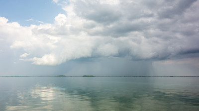 海面平静，暴风雨即将来临