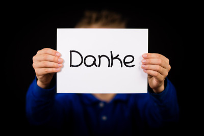 孩子们举着德语“Danke”-谢谢