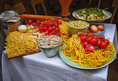 在餐厅外布置意大利面和自制食物