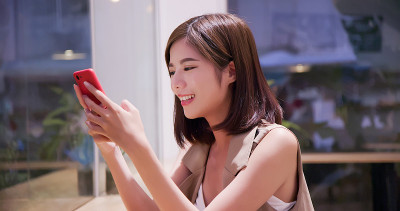 美女用智能手机