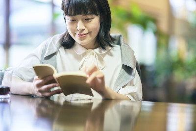 一个正在读书的年轻女子