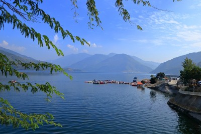 特赫里湖风景优美，有水，有山，北阿坎德邦。特赫里garhwal。印度。