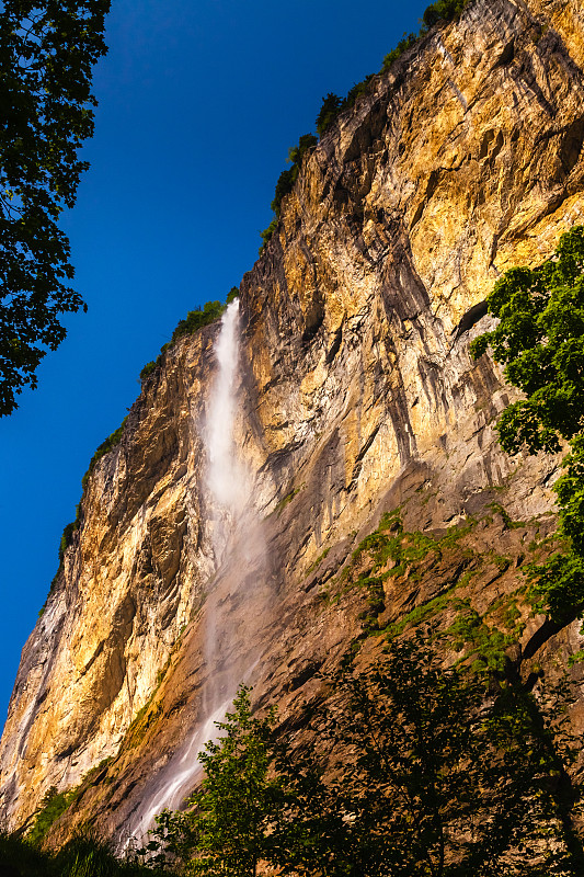 瀑布在Lauterbrunnen