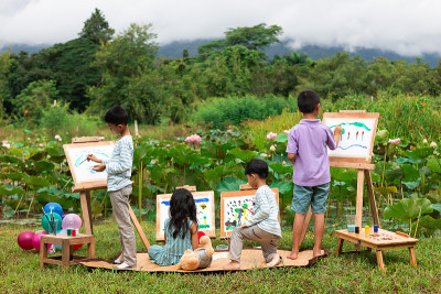 孩子们在画荷塘