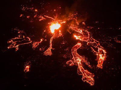 在冰岛法格拉达尔火山喷发的熔岩上飞行，冰岛