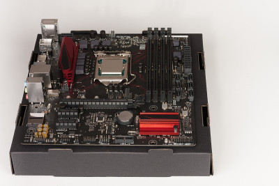 构建游戏PC，主板与安装CPU。